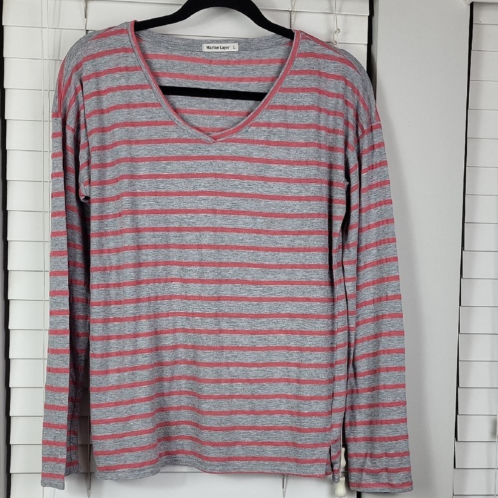 💛 Marine Layer Gray and Pink Striped V-Neck Top.‎ Size L